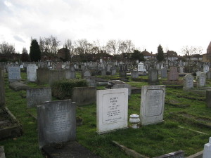 800px-Golders_Green_Jewish_Cemetery,_West_Side
